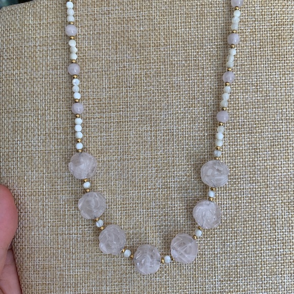 Louis Sinclair carved rose quartz and coral necklace. - Picture 7 of 8